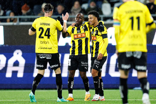 Häckens Edward Chilufya jublar efter 2-1 tillsammans med Momodou Lamin Sonko
