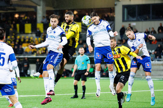 Häckens Aiham Ousou och IFK Norrköpings Arnor Traustason