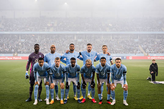 Malmö FFs spelare ställer upp för en lagbild