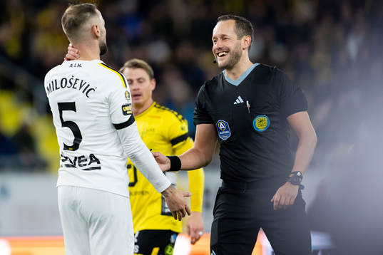 Domare Victor Wolf pratar med AIKs Alexander Milosevic