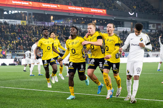 Elfsborgs Michael Baidoo jublar med Per Frick och Niklas Hult