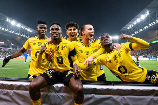 Elfsborgs Michael Baidoo jublar med Ibrahim Buhari, Ahmed Qasem, Niklas Hult och Emmanuel Boateng och Niklas Hult