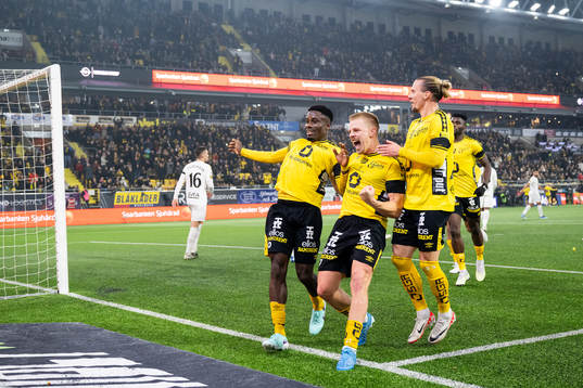 Elfsborgs Michael Baidoo jublar med Per Frick och Niklas