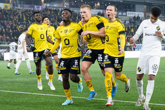 Elfsborgs Michael Baidoo jublar med Per Frick och Niklas Hult efter att gjort 3-0