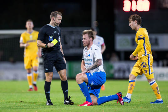 Värnamos Victor Eriksson tilldelas ett gult kort av domare