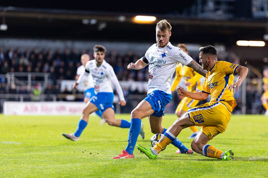 Värnamos Victor Eriksson och IFK Göteborgs Astrit Selmani