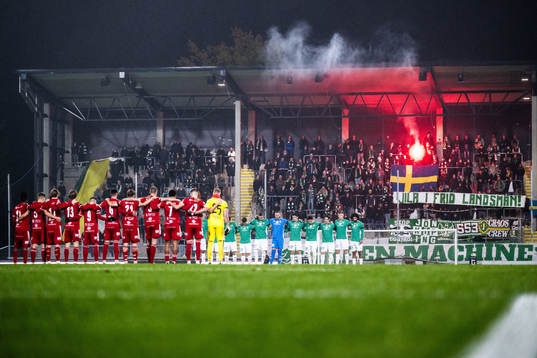 Jönköpings Södras supportrar med flagga och banderoll