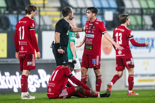 Skövde AIKs Isak Vidjeskog reagerar på domslut av domare Kaspar Sjöberg