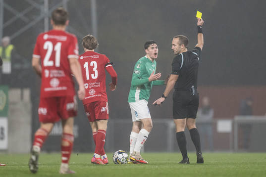 Jönköpings Södras Samuel Adrian reagerar mot domare