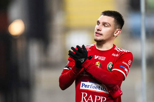 Skövde AIKs Isak Bjerkebo tackar supportrarna när han