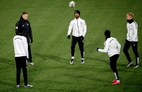 Örebrospelarna Jake Larsson och Lucas Shlimon värmer upp