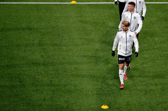 Örebrospelarna Daniel Björnquist och Samuel Kroon värmer