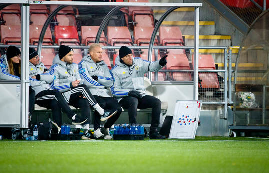 GIF Sundsvalls avbytarbänk med tränare Joel Cedergren