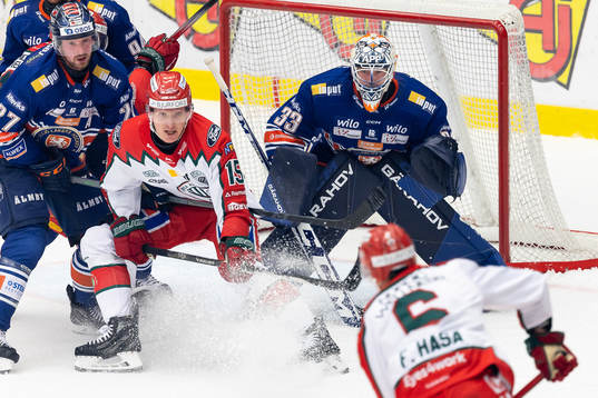 Växjös Martin Lundberg och målvakt Emil Larmi när