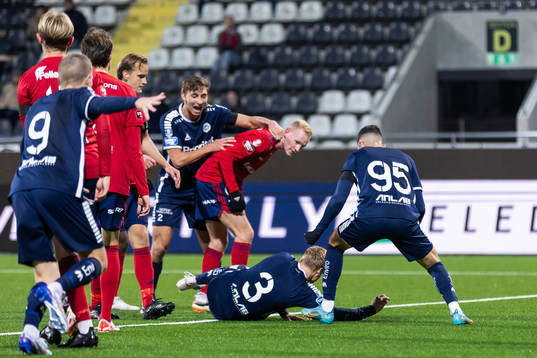 Utsiktens Wilhelm Nilsson och Paulo Marcelo Souza Alves jublar efetr att Jesper Brandt gjort 1-0