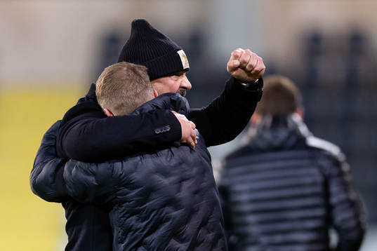 Utsiktens manager Bosko Orovic jublar ihop med assisterande