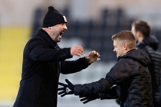 Utsiktens manager Bosko Orovic jublar ihop med assisterande tränare Henrik Fridolvsson