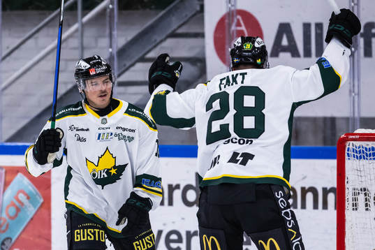 Östersunds Viktor Granholm jublar med lagkamrater