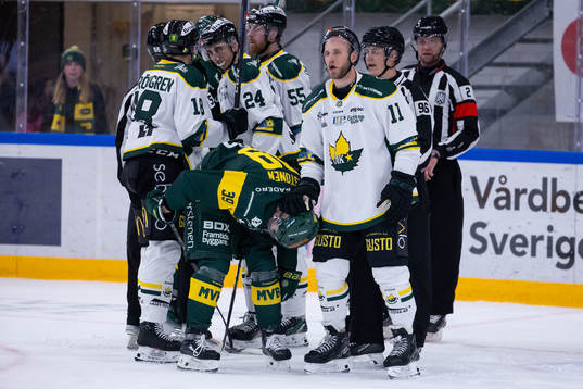 Östersunds Josef Ingman håller ner Björklövens Joel