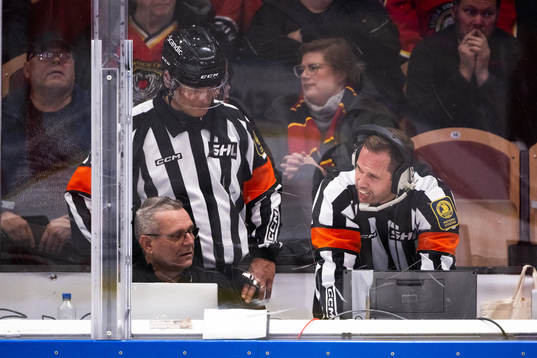 Domare Mikael Nord och Johan Magnusson videogranskar ett