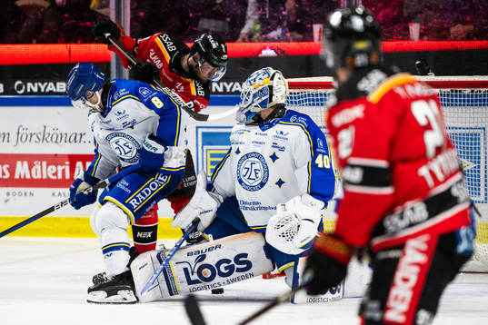 Luleås Linus Omark och Leksands målvakt Mantas Armalis