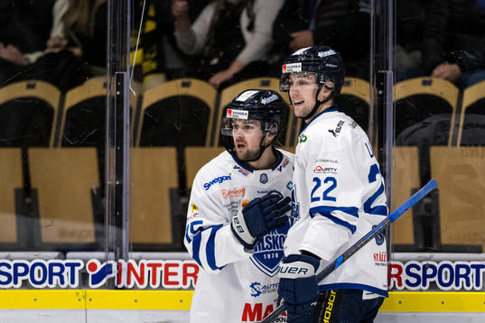 Karlskogas Gustaf Franzen och Viktor Lang jublar 0-1