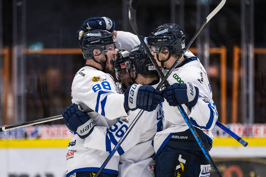 Karlskogas Jesper Kokkonen jublar med lagkamraterna