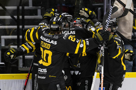 Västerås Konstantin Komarek jublar med lagkamrater