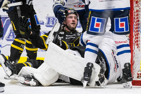 Västerås Marcus Bergman i en situation med Karlskogas