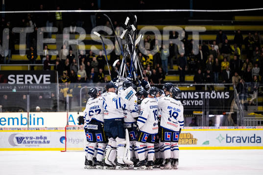 Karlskogas spelare jublar