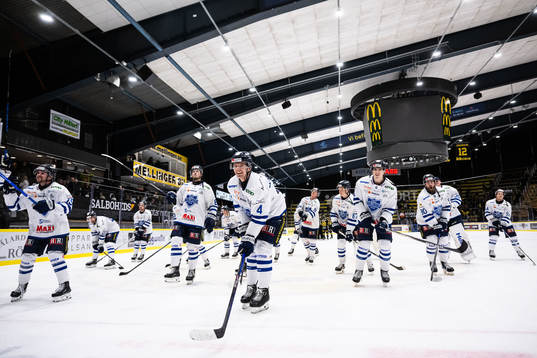 Karlskogas spelare jublar