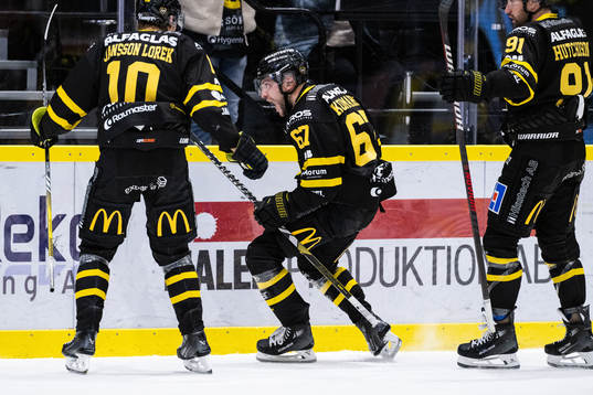 Västerås Konstantin Komarek jublar