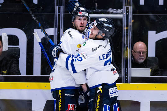 Karlskogas Jesper Kokkonen jublar med Viktor Lennartsson