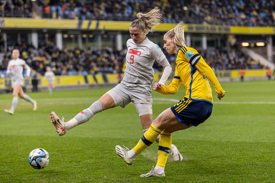 Ana-Maria Crnogorcevic of Switzerland and  Sofia Jakobsson