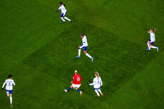 Celin Bizet Ildhusøy of Norway in action against Elisa De