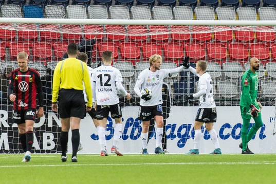 Örebros Kalle Holmberg jublar med Valgeir Valgeirsson som gjort 1-1