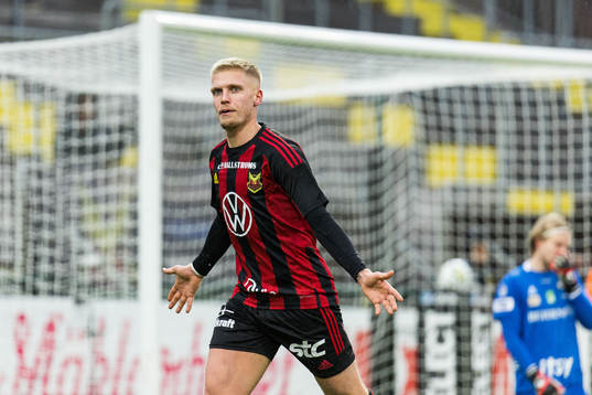 Östersunds Andre Österholm jublar efter att han gjort 2-1