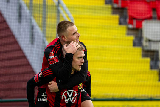 Östersunds Andre Österholm med Mykola Musolitin på ryggen jublar efter 3-1