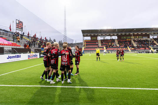 Östersunds Andre Österholm jublar med lagkamrater efter 3-1