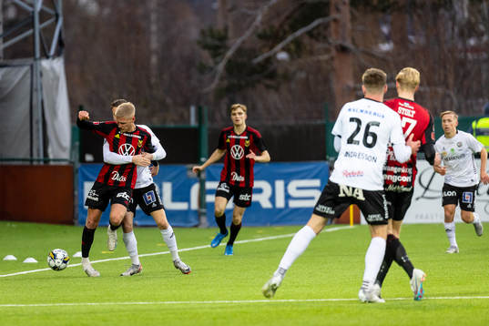Östersunds Andre Österholm  i kamp med Örebros målvakt Daniel Strindholm