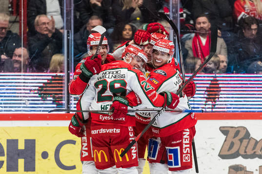 Frölundas Gustav Rydahl jublar med lagkamrater