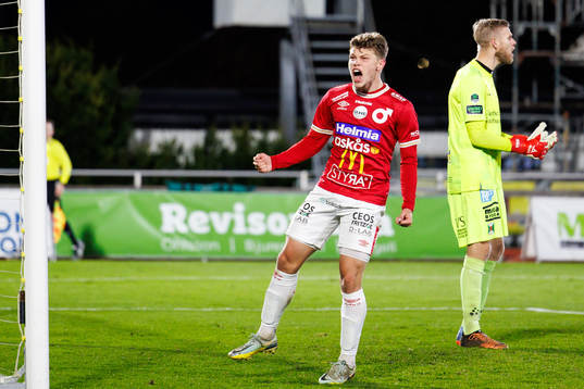 Degerfors Gustav Lindgren jublar efter 1-1 av Hugo Bolin (ej i bild)