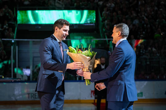 Rögles Mattias Sjögren får blommor av Färjestads