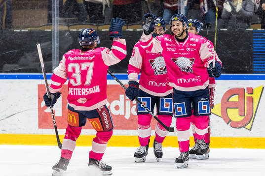 Linköpings Ty Rattie jublar med lagkamrater