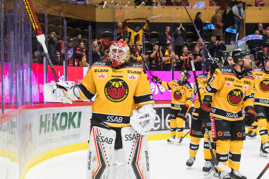 Luleås målvakt Joel Lassinantti jublar