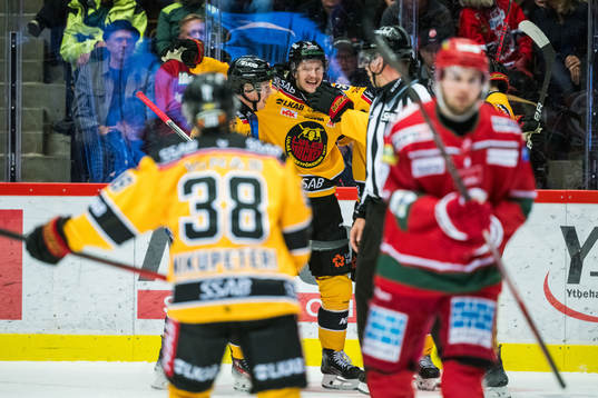 Luleås Jesper Sellgren jublar med lagkamrater