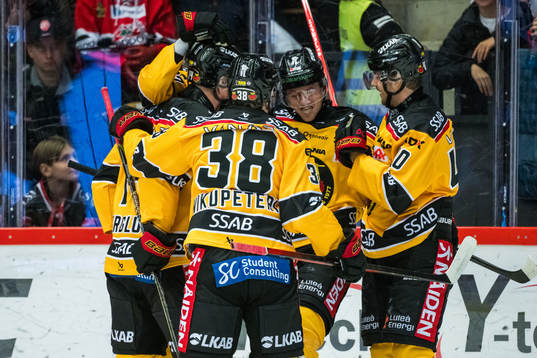 Luleås Jesper Sellgren jublar med lagkamrater