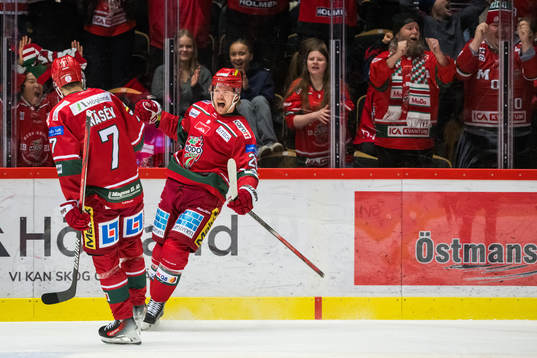 MoDos Mikkel Aagaard jublar med Pontus Näsén