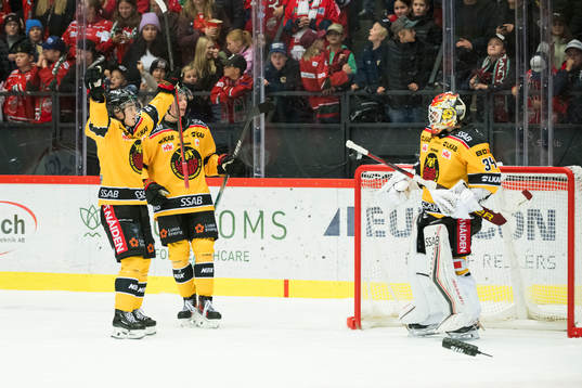 Luleås målvakt Joel Lassinantti jublar med lagkamrater