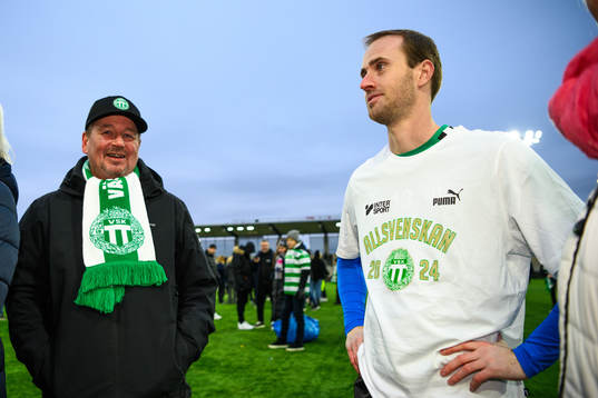 Västerås SKs målvakt Daniel Svensson jublar över